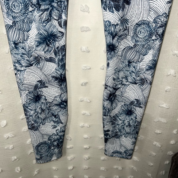 Fabletics Leggings - blue and white floral - Picture 4 of 6